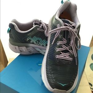 Hoka One One Arahi running shoes- barely worn!